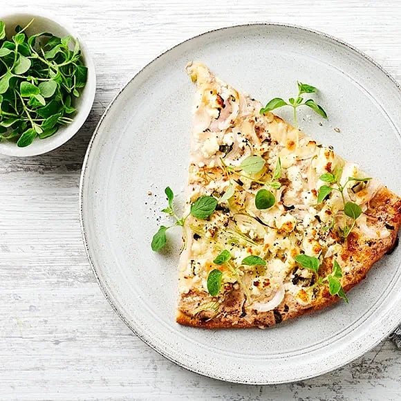 Pizza bianco med olivcrème fraiche, fetaost och oregano