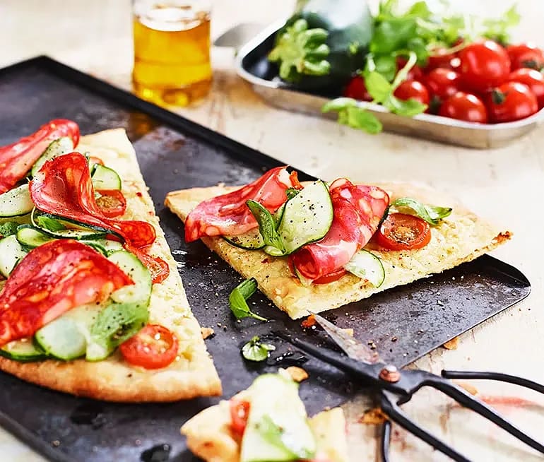 Pizza bianco med råmarinerad zucchini och chorizo