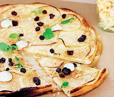 Pizza med äpple, korinter och vanilj
