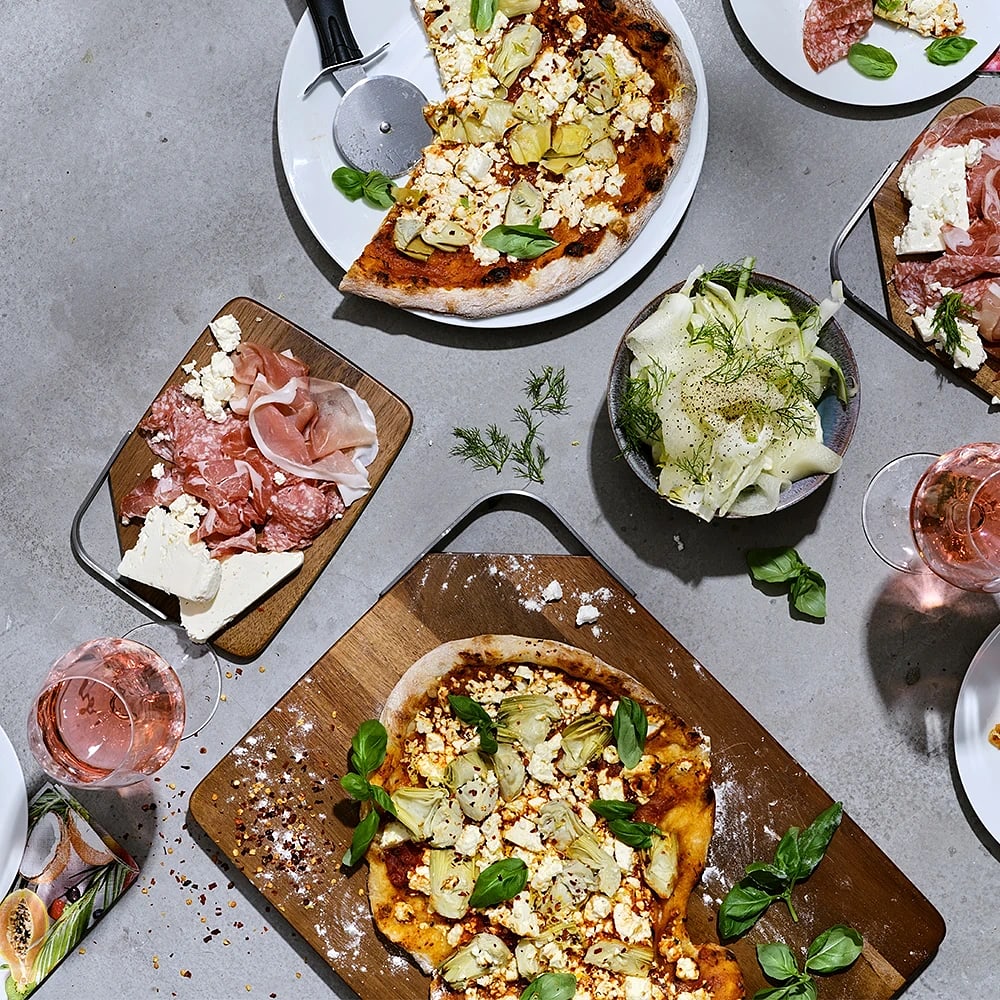 Pizza med kronärtskocka och melonsallad