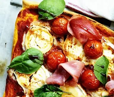 Pizza med lufttorkad skinka och chèvre