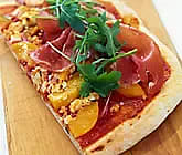 Pizza med persika och getost