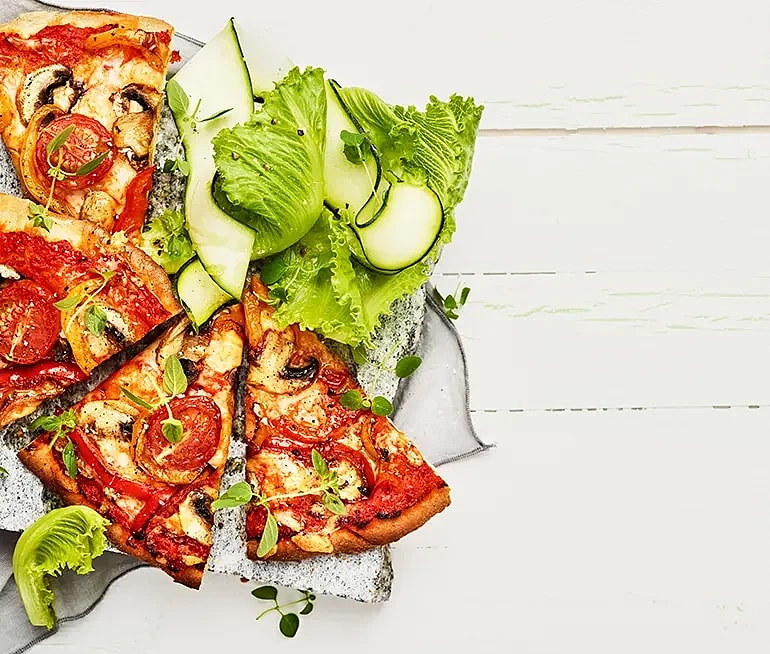 Pizza med rostad paprika, champinjoner, tomat och ajvar