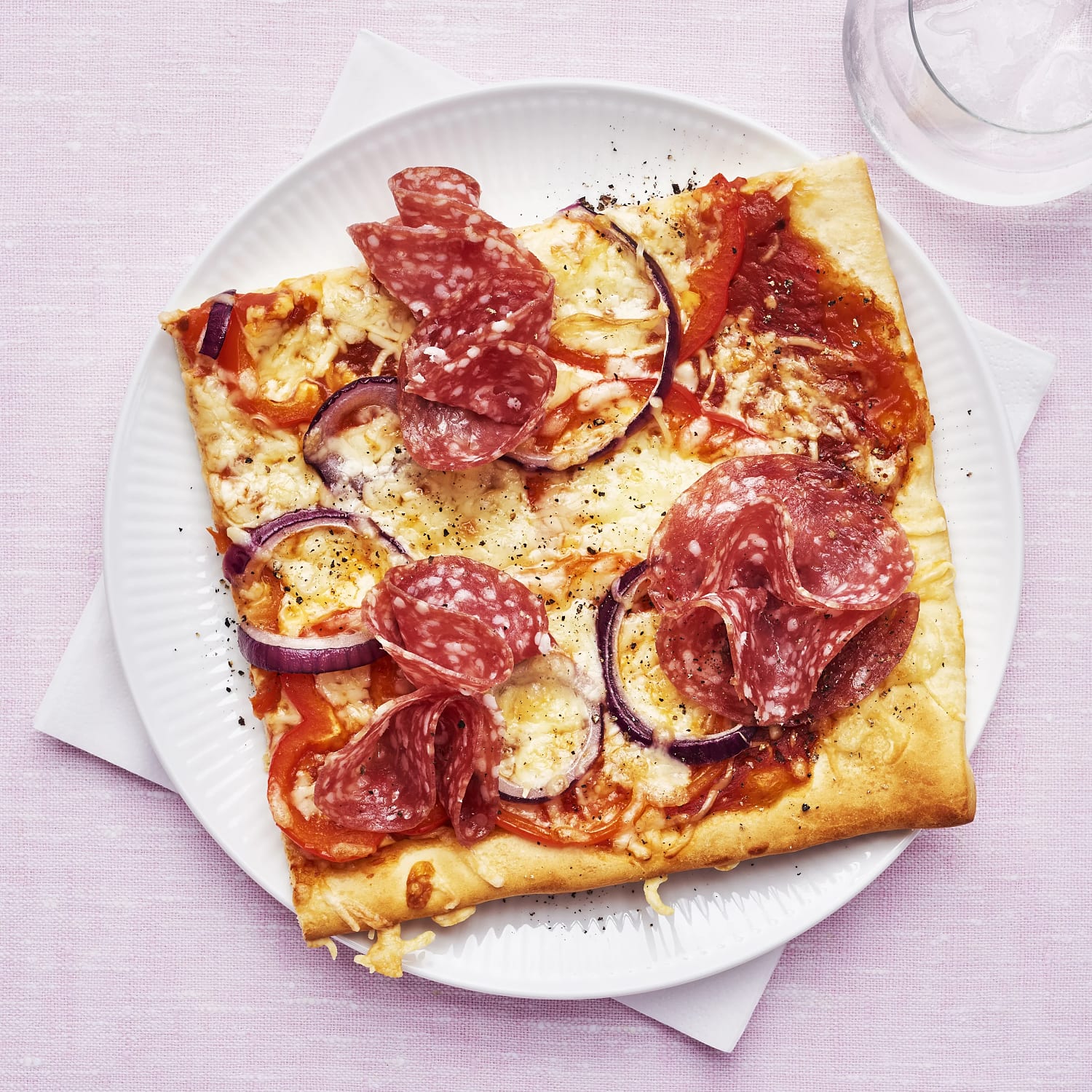 Pizza med salami och paprika