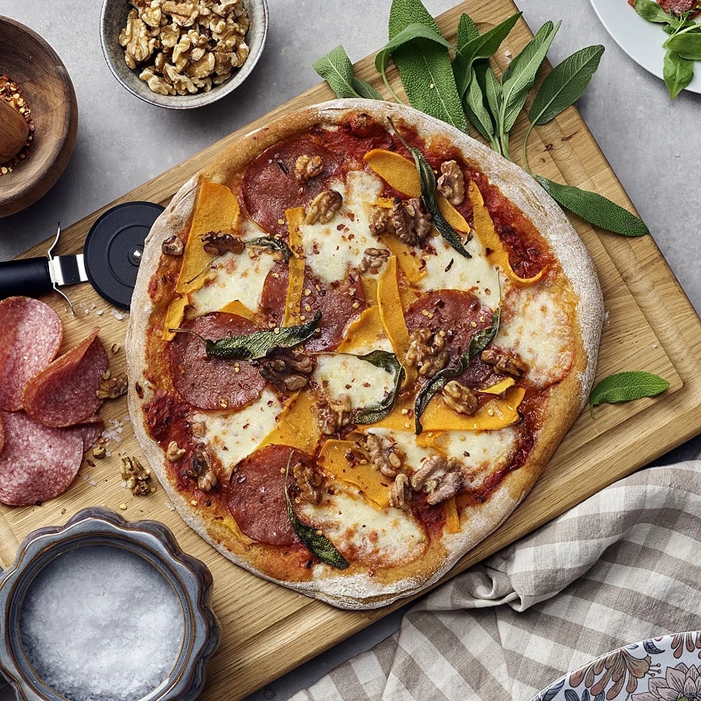 Pizza med salami och pumpa