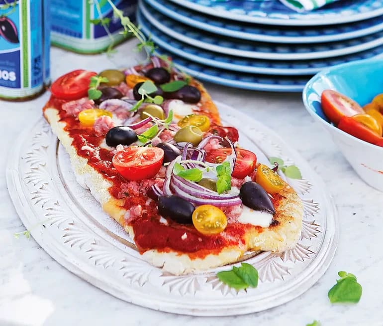Pizza med salsiccia och rödlök