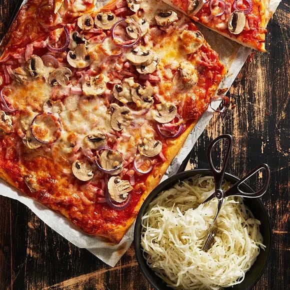 Pizza med skinka och pizzasallad