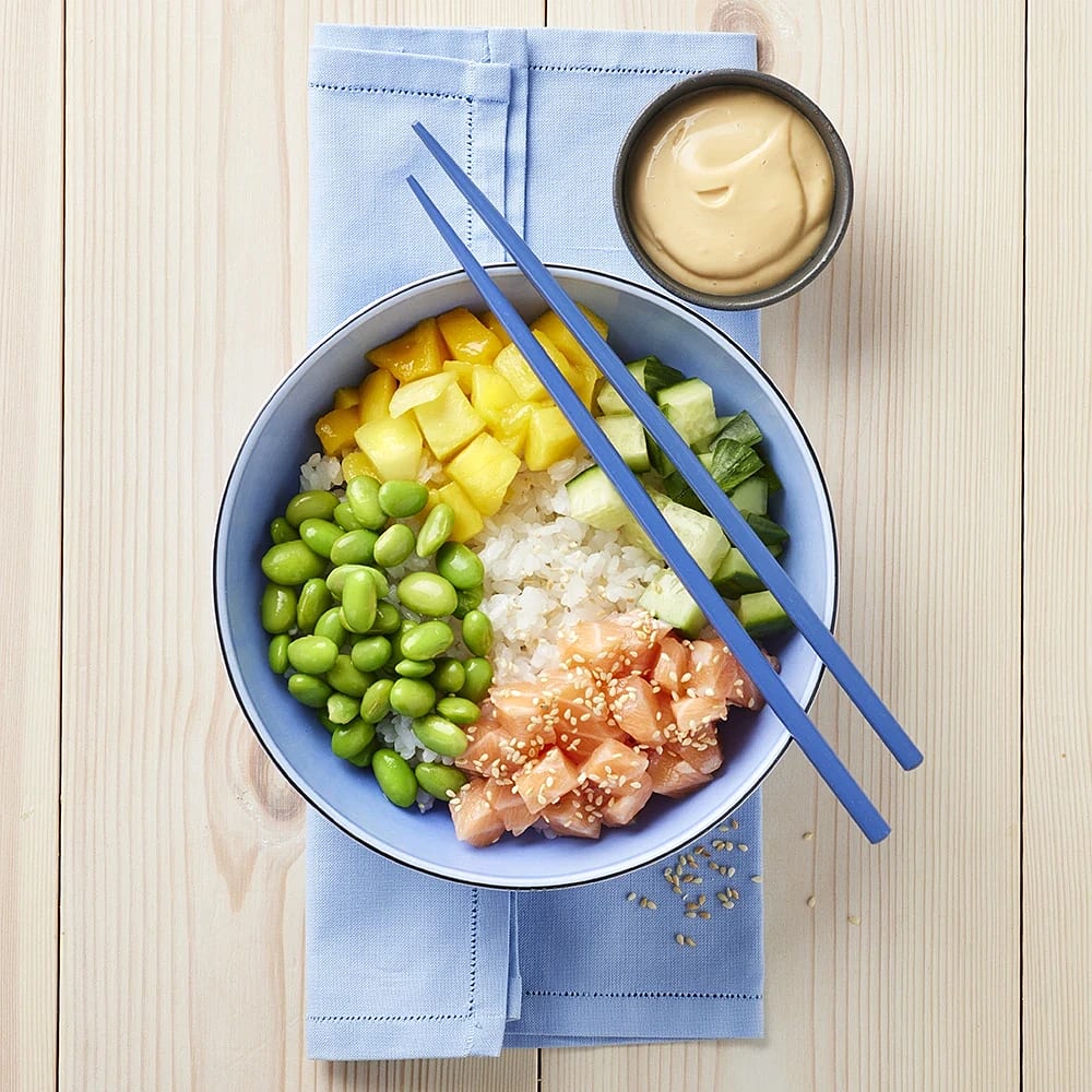 Poké bowl med mango och lax