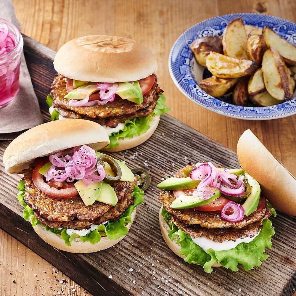 Polkabetsburgare med avokado och picklad lök
