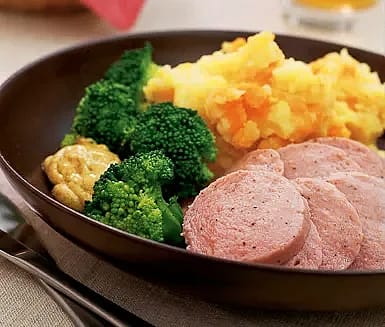 Potatis- och morotsmos med köttkorv