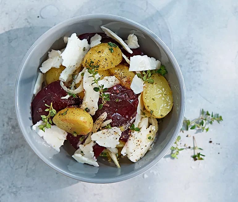 Potatis- och rödbetssallad med hyvlad halloumi och timjan