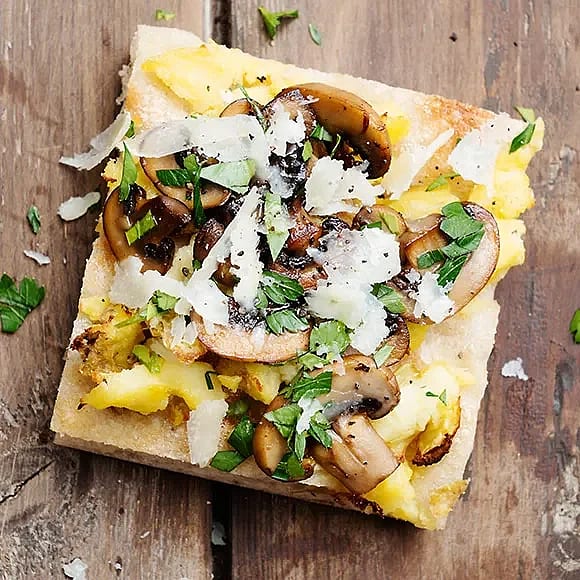 Potatispizza med pecorino och svamp