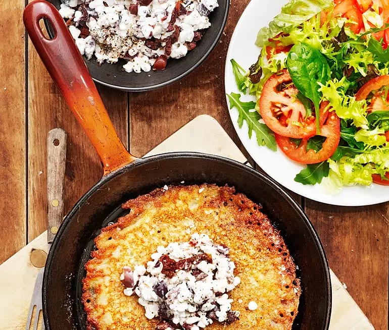 Potatisplättar med olivröra och tomatsallad