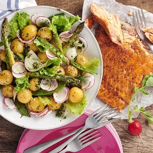 Potatissallad med gremolata och varmrökt lax