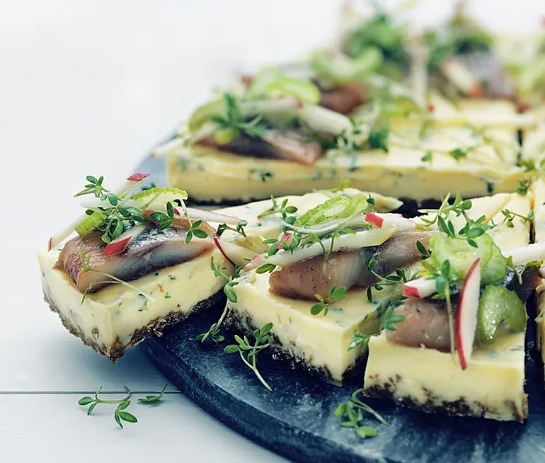 Prästostcheesecake med matjessill och äppelsallad