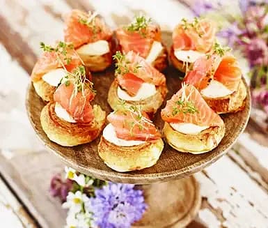 Prästostsnurra med najadlax och citronkräm