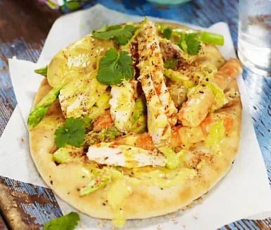 Primörsallad med kokos, curry och kycklingfilé i naanbröd