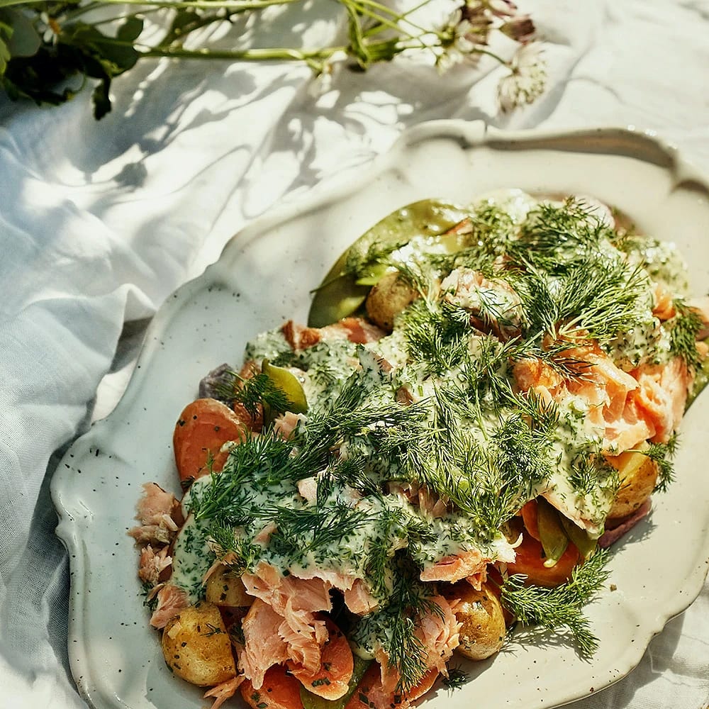 Primörsallad med lax och nobisdressing
