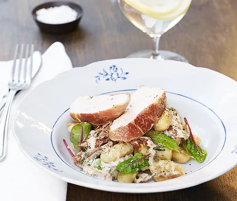 Prosciuttolindad kycklingfilé med krämig gnocchi