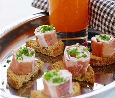 Prosciuttorulle med grönsaksshot