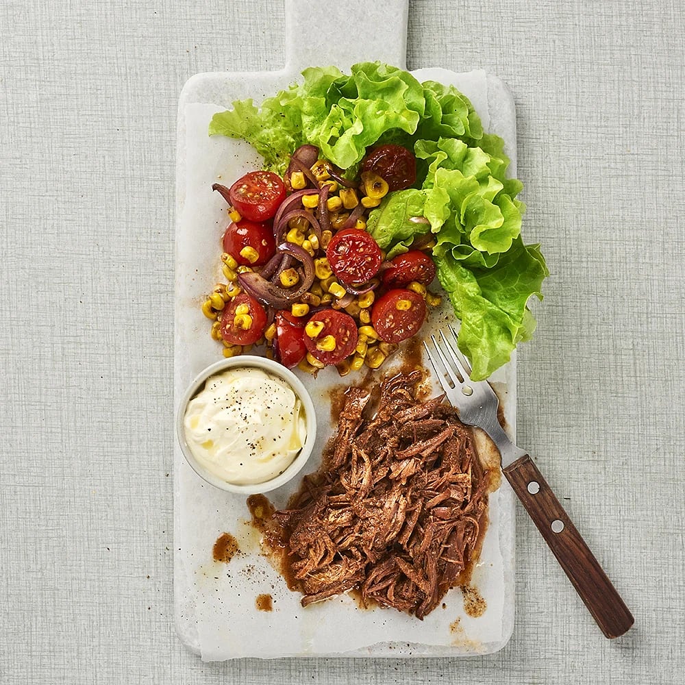 Pulled beef med rostad majs och vitlökskräm