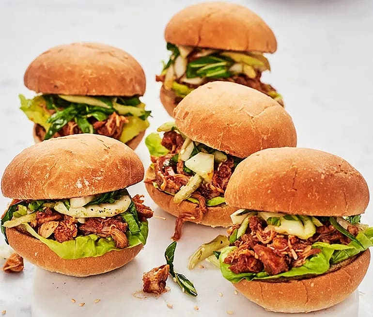 Pulled chicken sliders med sojamarinerad pak choi