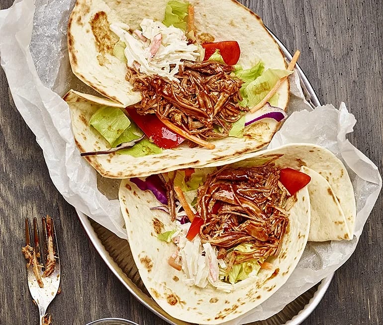Pulled pork med tortillabröd, coleslaw och sallad