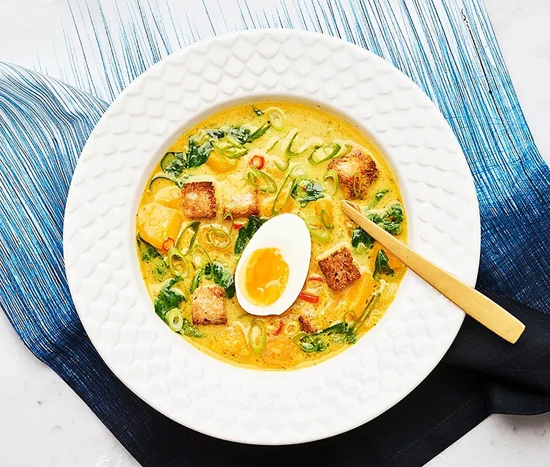 Pumpasoppa med curry, kokos och spenat