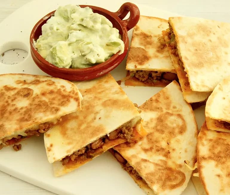 Quesadilla med het köttfärs och avokadoyoghurt
