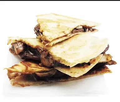 Quesadilla med sherryfräst svamp och enbär