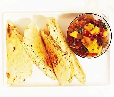 Quesadillas med frukt- och bönsalsa