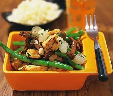 Quornsauté med kantareller och syltlök