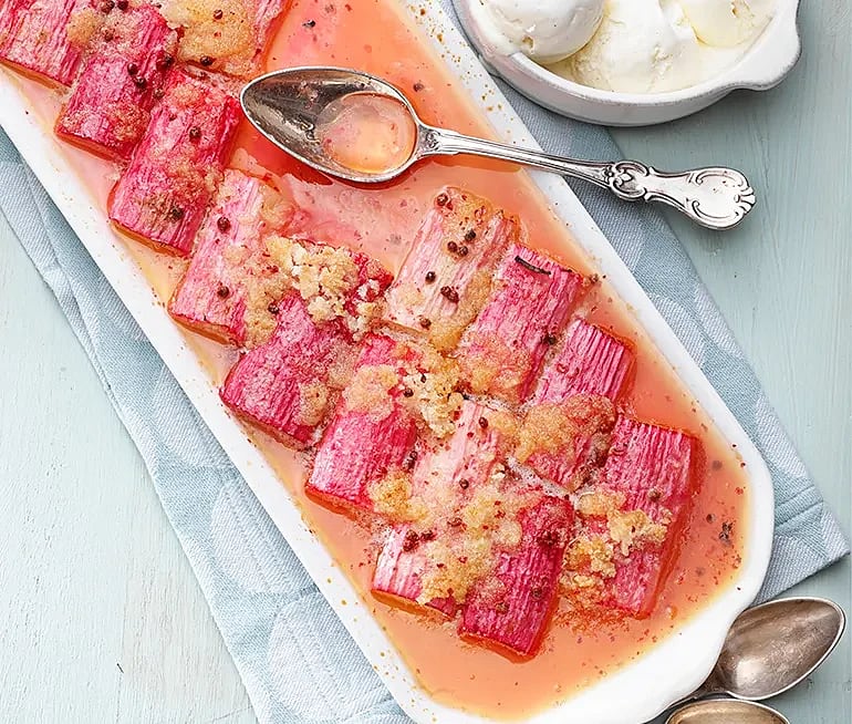 Rabarber i ugn med ingefära och rosépeppar