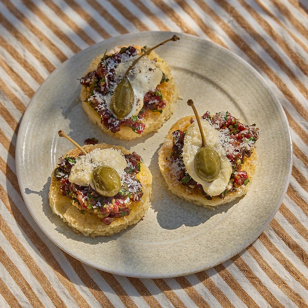 Råbiff med harissa, kapris och parmesankräm