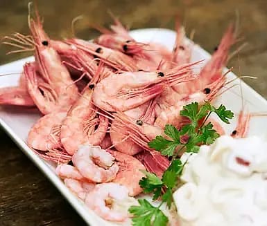 Räkor med chili och paprikakräm
