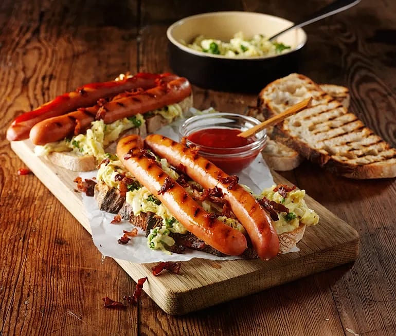 Råkorv med senapsslaw, chiliketchup och knaprig svartpepparbacon