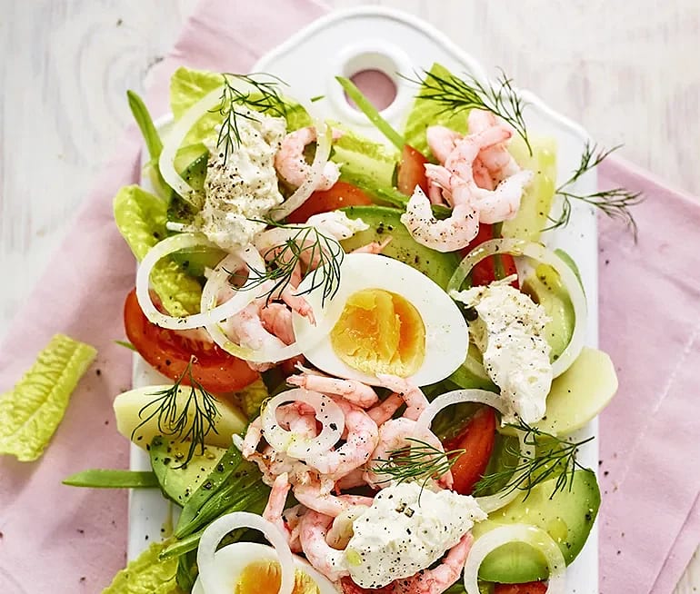 Räksallad med ägg och pepparrot