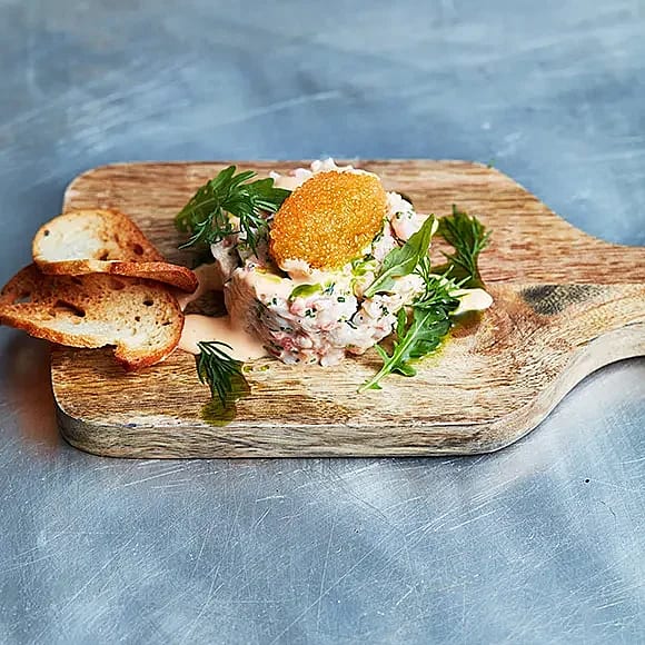 Räktartar med brödchips, dillolja och räkmajonnäs