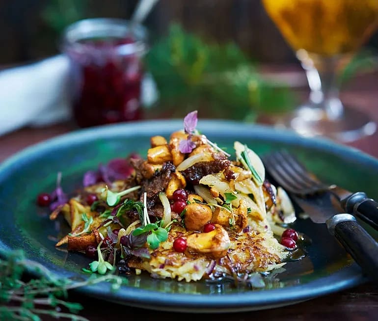 Renskav med kantareller, potatisrösti och rårörda lingon