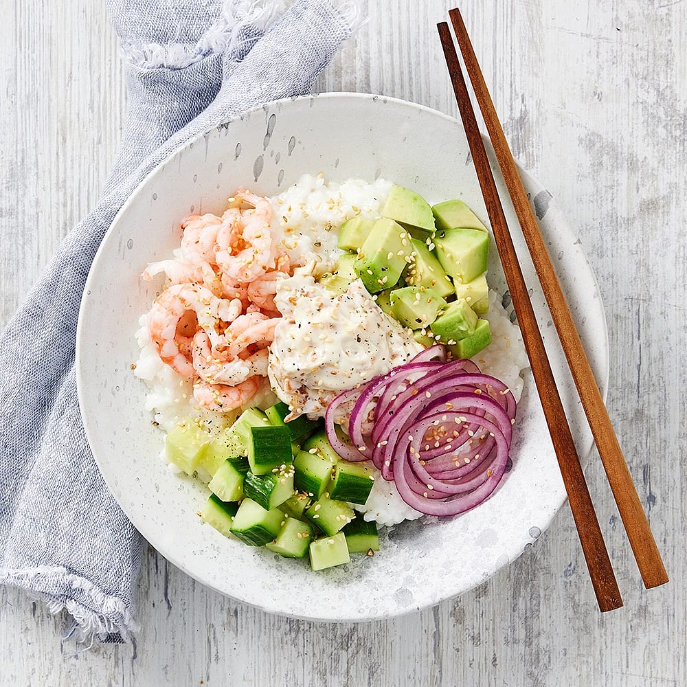 Risbowl med räkor och rostad lökmajonnäs