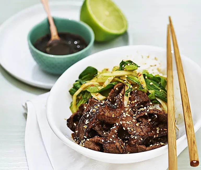 Risnudlar med jordnötsdressing och lövbiff
