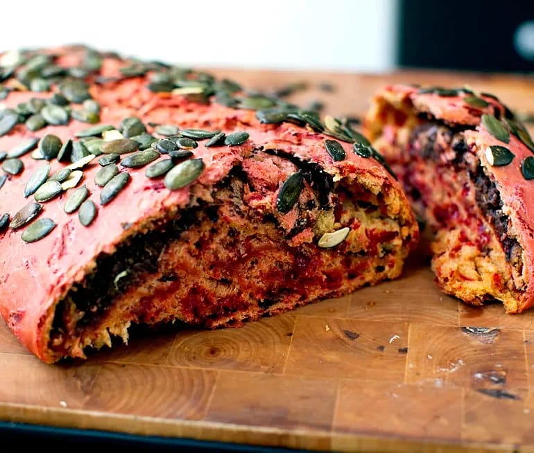 Rödbetsbröd med tapenade