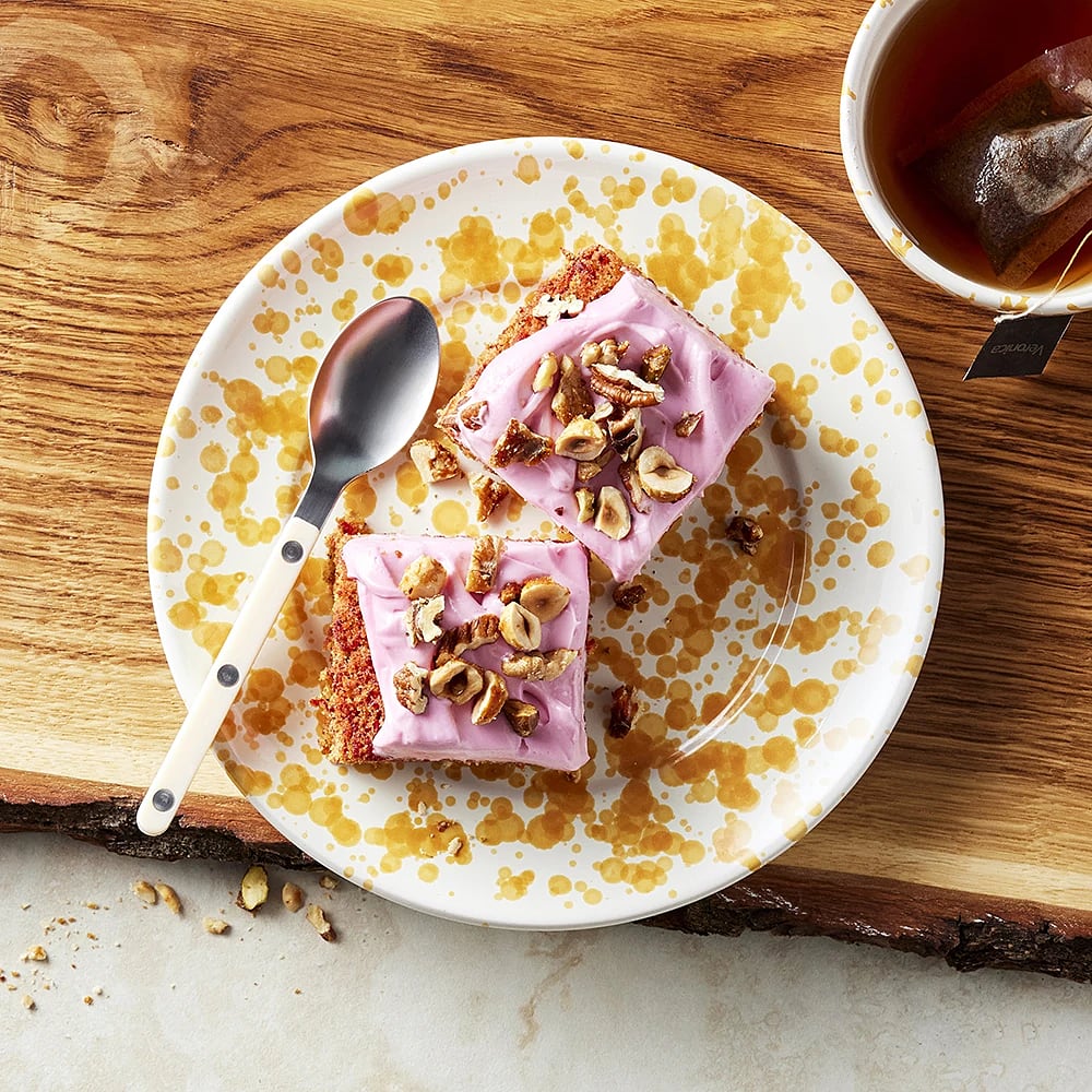 Rödbetskaka i långpanna med frosting och nötter