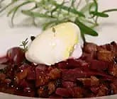 Rödbetssoppa med rökt sidfläsk och förlorat ägg