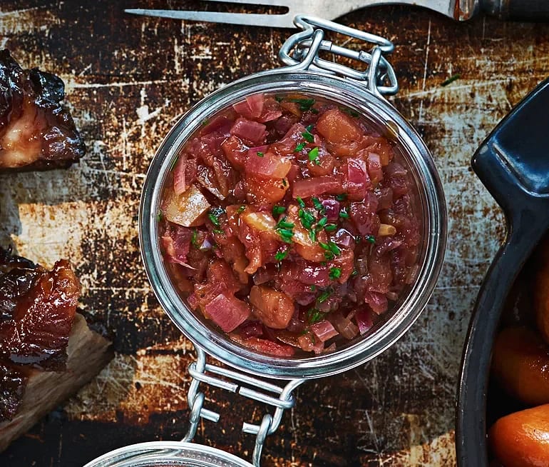 Rödlök- och äppelchutney med nejlika och ingefära