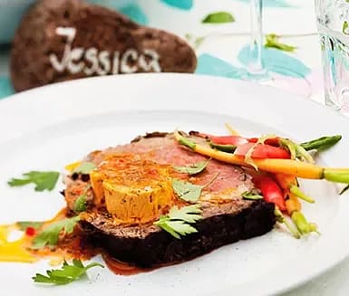 Rödvinsmarinerad entrecôte med Café de Koloni-smör