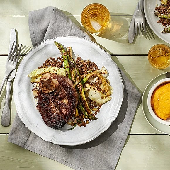 Rökt grillad lammstek med spetskål, sparris och sötpotatatiskräm