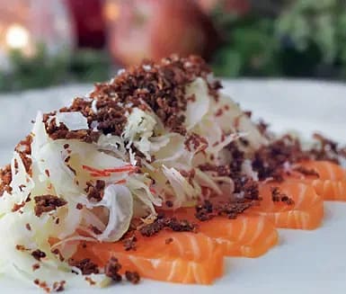 Rökt lax med äppelcrudité och kavringskrisp