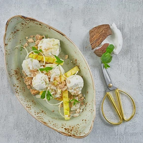 Rom-marinerad grillad ananas och rostad vit choklad med kokos