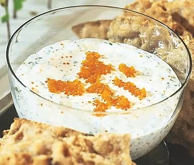 Rom- och gräslöksdipp med hårt bröd